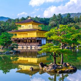 Kinkaku-jin kaunis Kultaisen paviljongin temppeli Kioto Japani Olympia Kaukomatkat