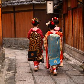 Kolme-geishaa-Kioton-kujilla-Japani