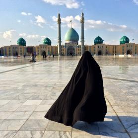 Nainen-matkalla-moskeijaan-Iran