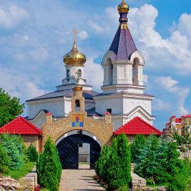 Orheiul Vechin ortodoksiluostarin sisäänkäynti Moldova Olympia