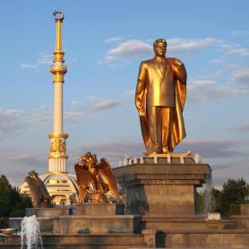 Saparmurat-Nijazovin-kultainen-patsas-Asgabat-Turkmenistan-Olympia