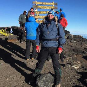 Ihmisiä Kilimanjaron huipulla Tansaniassa