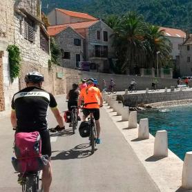 Pyöräilijöitä rantatiellä Kroatiassa