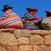 Kechua-naiset-ja-nuori-poika-juttelemassa-Peru