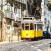 Perinteinen-raitiovaunu-Lissabonin-keskustassa-Portugali
