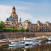 Frauenkirche-kirkko ja muita kauniita rakennuksia joen varrella Dresdenissä, Saksassa