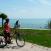 Pyöräilija ihastelemassa maisemaa Balatonjärvellä Unkarissa