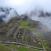 Machu Picchun raunion pilvipeitteen alla Perussa
