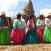 Värikkäästi pukeutuneita uru-intiaaninaisia Titicaca-järvellä Perussa