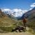 Vaeltaja katsoo vuoristomaisemaa Perussa