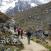 Vaeltajia polulla kivisessä vuoristossa Perussa