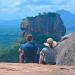 Matkailijat-katsovat-kalliolinnoitusta-Sigiriya-Sri-Lanka