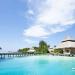 Adaaran Club Rannalhi -hotellin bungaloweja veden yllä Malediiveilla