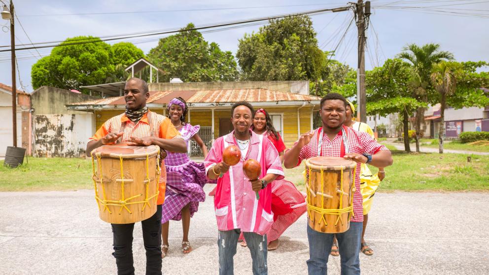 Paikalliset-katusoittajat-Belize-kansikuva